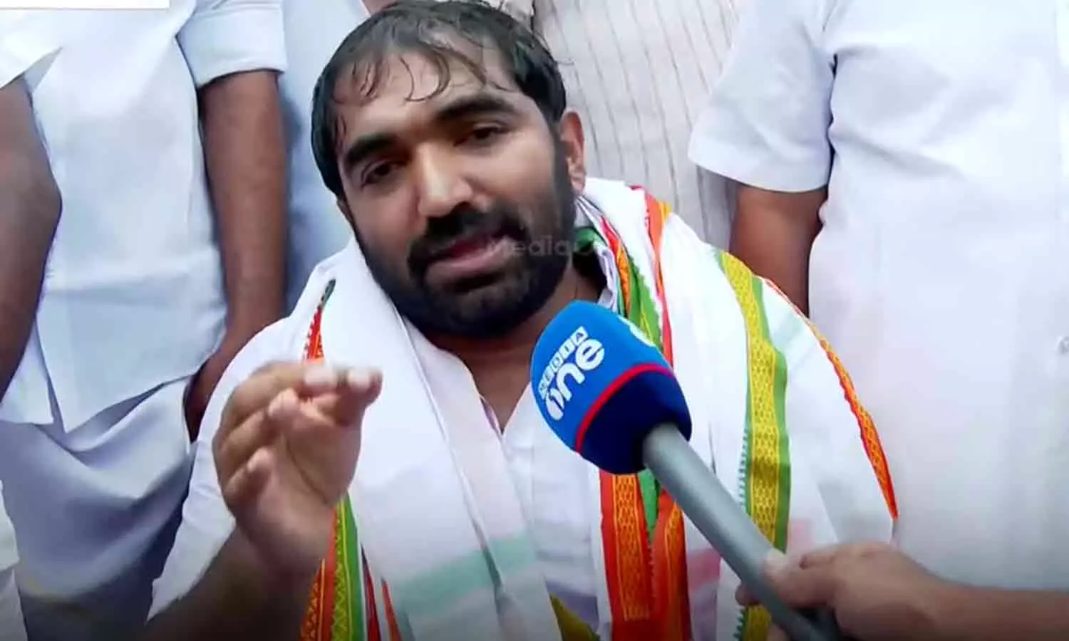 പഞ്ചായത്ത് വികസന സദസിന് മുന്നിൽ കുത്തിയിരുന്ന് പ്രതിഷേധിച്ച് ചാണ്ടി ഉമ്മൻ എംഎൽഎ പഞ്ചായത്ത് വികസന സദസിന് മുന്നിൽ കുത്തിയിരുന്ന് പ്രതിഷേധിച്ച് ചാണ്ടി ഉമ്മൻ എംഎൽഎ