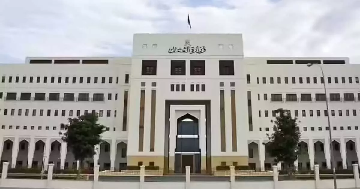 പ്രവാസികളുടെ വർക്ക് പെർമിറ്റ് ലളിതമാക്കാൻ ഒമാൻ തൊഴിൽ മന്ത്രാലയം പ്രവാസികളുടെ വർക്ക് പെർമിറ്റ് ലളിതമാക്കാൻ ഒമാൻ തൊഴിൽ മന്ത്രാലയം