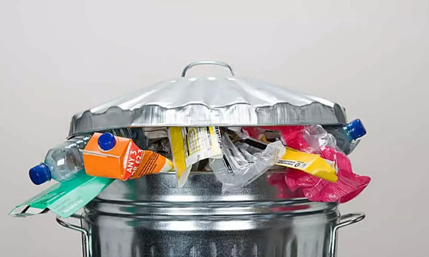 Bahrain to impose fines of up to 300 dinars for littering on the road Bahrain to impose fines of up to 300 dinars for littering on the road