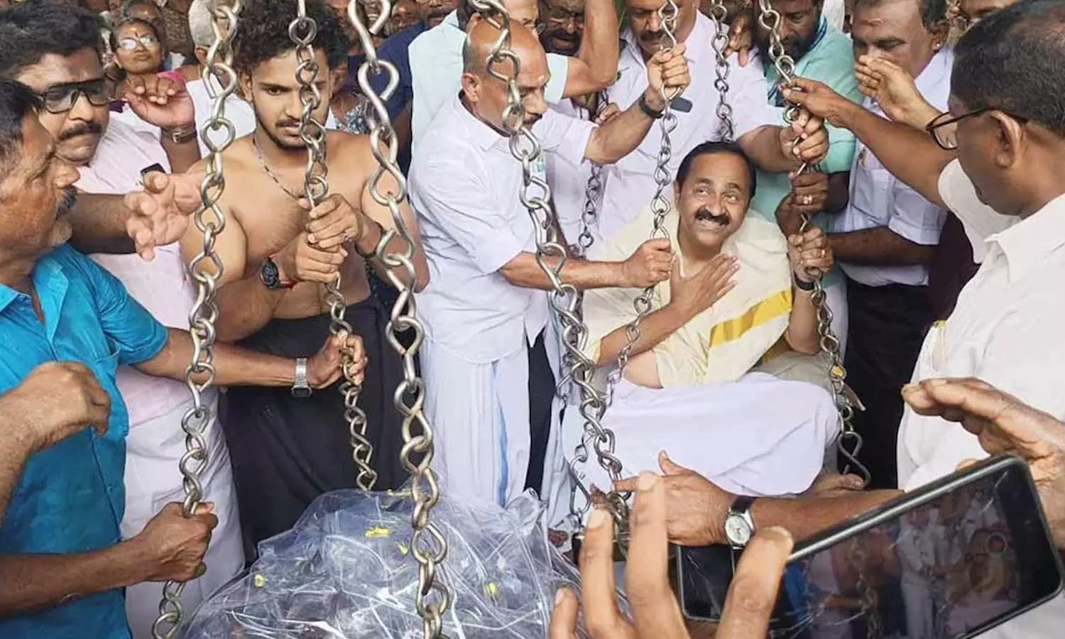 തെരഞ്ഞെടുപ്പിൽ വിജയിക്കാൻ പ്രവർത്തകരുടെ നേർച്ച; വി.ഡി സതീശന് ഉണ്ണിയപ്പം കൊണ്ട് തുലാഭാരം