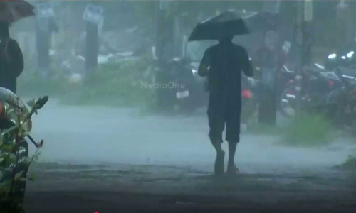 ഇടിമിന്നലോട് കൂടിയ ഒറ്റപ്പെട്ട കനത്ത മഴയ്ക്ക് സാധ്യത; മൂന്ന് ജില്ലകളില്‍ ഓറഞ്ച് അലര്‍ട്ട്