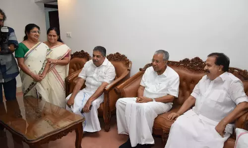 അമ്മയുടെ നിര്യാണം; രമേശ് ചെന്നിത്തലയെ സന്ദർശിച്ച് മുഖ്യമന്ത്രി പിണറായി വിജയൻ അമ്മയുടെ നിര്യാണം; രമേശ് ചെന്നിത്തലയെ സന്ദർശിച്ച് മുഖ്യമന്ത്രി പിണറായി വിജയൻ