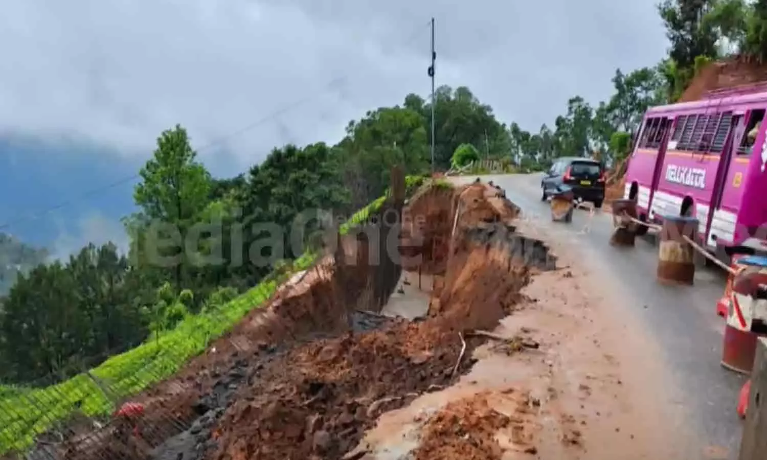 കൊച്ചി - ധനുഷ്കോടി ദേശീയപാതയിൽ വീണ്ടും മണ്ണിടിഞ്ഞു കൊച്ചി - ധനുഷ്കോടി ദേശീയപാതയിൽ വീണ്ടും മണ്ണിടിഞ്ഞു