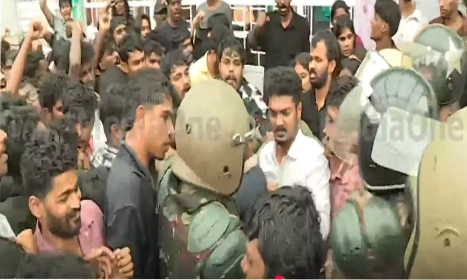 കാർഷിക സർവകലാശാലയിലെ ഫീസ് വർധന; തൃശൂരിൽ എസ്എഫ്ഐ മാർച്ചിൽ സംഘർഷം