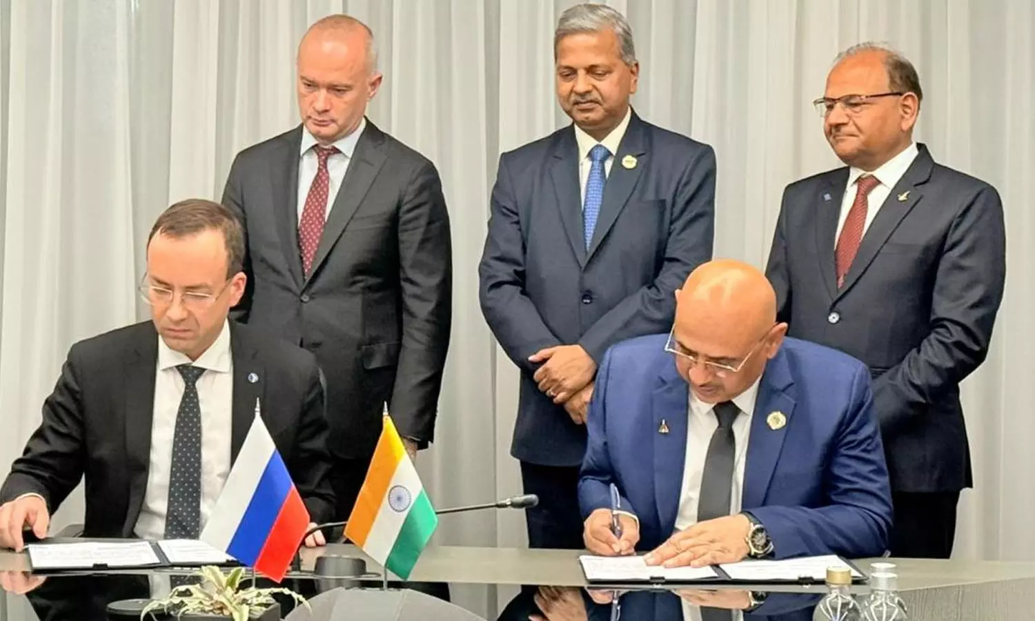 ചരിത്രത്തിലേക്ക്: ആദ്യമായി യാത്രാവിമാനം നിര്‍മിക്കാനൊരുങ്ങി ഇന്ത്യ; റഷ്യയുമായി കരാര്‍ ഒപ്പിട്ടു