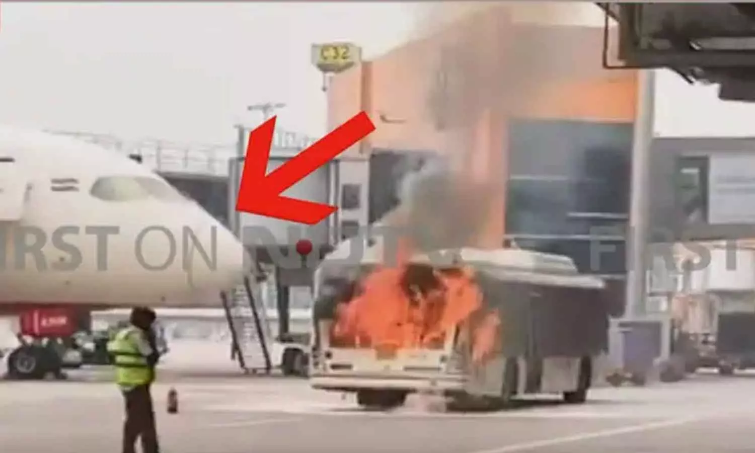 ഡൽഹിയിൽ വിമാനം നിർത്തിയിട്ട ഏതാനും മീറ്ററുകൾക്ക് അകലെ ബസീന് തീപിടിച്ചു