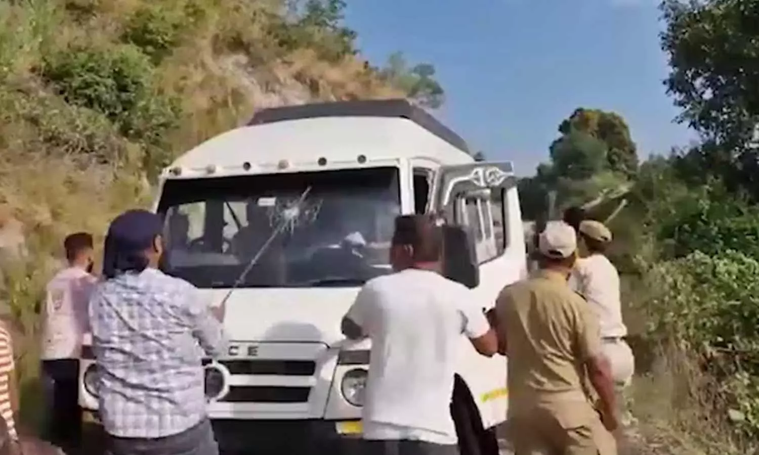 മതപരിവർത്തന ആരോപണം; ജമ്മു കശ്മീരിൽ ആൾക്കൂട്ടം ടൂറിസ്റ്റ് വാൻ ആക്രമിച്ചു