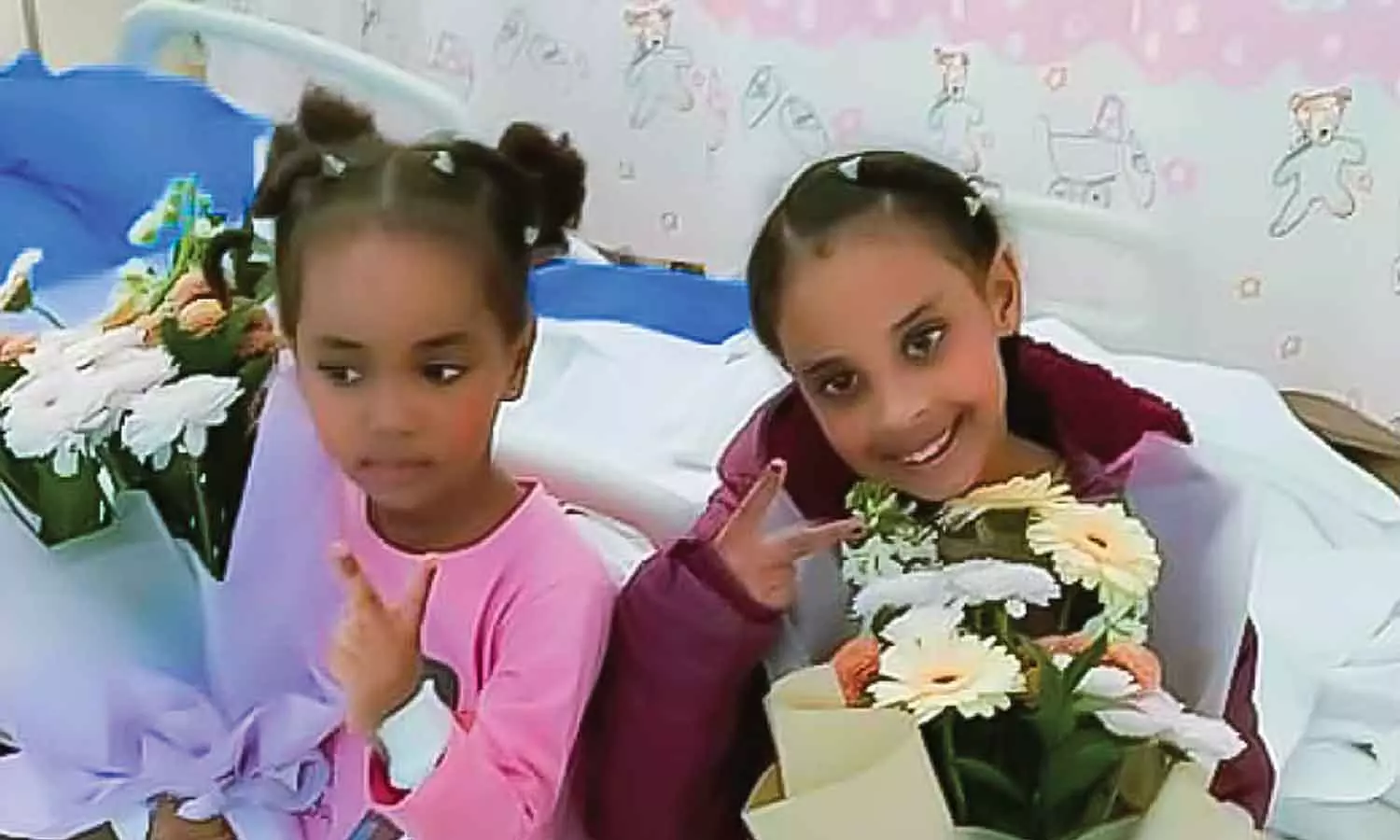 ഷാർജയിലെ മംസാർ ബീച്ചിൽ മുങ്ങിപ്പോയ രണ്ട് പെൺകുട്ടികളെ രക്ഷിച്ചു; രക്ഷകനെ ആദരിച്ച് അധികൃതർ ഷാർജയിലെ മംസാർ ബീച്ചിൽ മുങ്ങിപ്പോയ രണ്ട് പെൺകുട്ടികളെ രക്ഷിച്ചു; രക്ഷകനെ ആദരിച്ച് അധികൃതർ