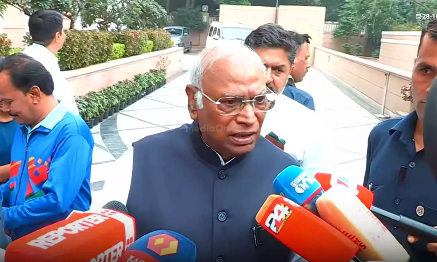 മീറ്റിങ്ങിൽ കെ.സുധാകരൻ ചില കാര്യങ്ങൾ പറഞ്ഞിട്ടുണ്ട്... അത് പുറത്ത് പറയാൻ കഴിയില്ല; ഖാർ​ഗെ