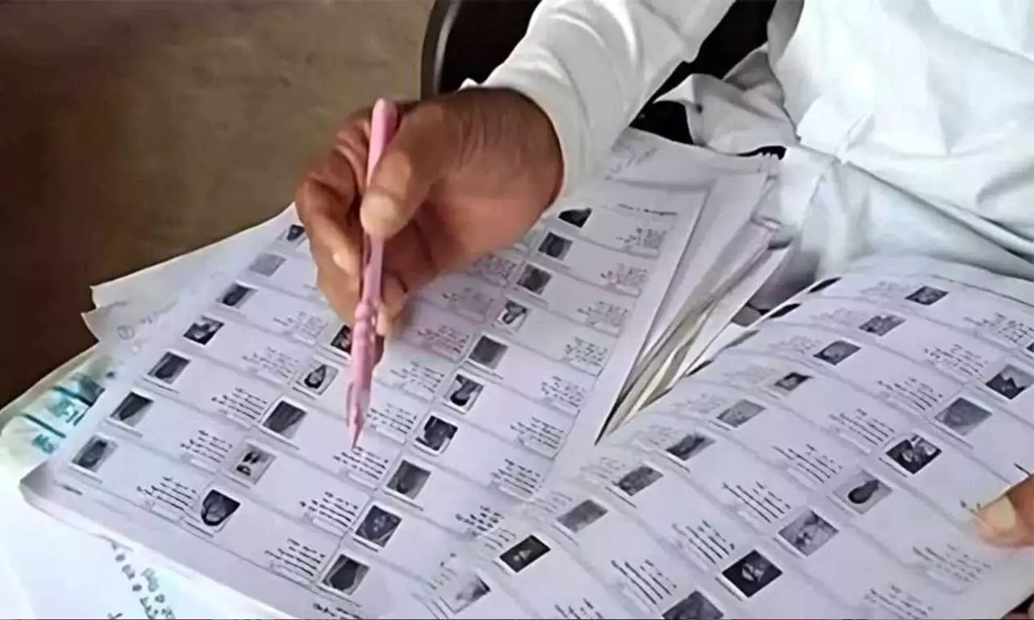 തീവ്ര വോട്ടർപട്ടിക പരിഷ്കരണത്തിനെതിരെ കേരളത്തിൽ പ്രതിഷേധം ശക്തം തീവ്ര വോട്ടർപട്ടിക പരിഷ്കരണത്തിനെതിരെ കേരളത്തിൽ പ്രതിഷേധം ശക്തം