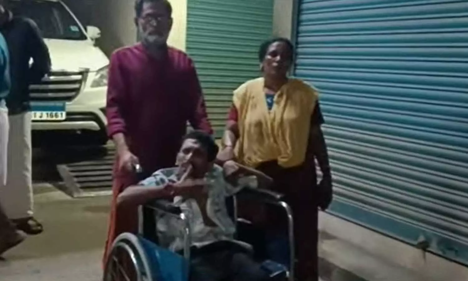 ആലുവയിൽ ഭിന്നശേഷിക്കാരനടങ്ങുന്ന കുടുംബത്തെ പെരുവഴിയിലാക്കി ബാങ്ക് ജപ്തി