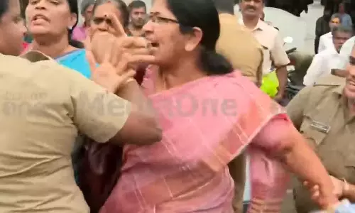 സിപിഎം നേതൃത്വത്തിൽ എലപ്പുള്ളി പഞ്ചായത്ത് ഉപരോധിച്ചു സിപിഎം നേതൃത്വത്തിൽ എലപ്പുള്ളി പഞ്ചായത്ത് ഉപരോധിച്ചു