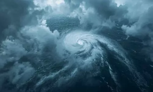 മോൻത ശക്തി പ്രാപിച്ച് തീവ്ര ചുഴലിക്കാറ്റായി; ട്രെയിനുകളും വിമാനങ്ങളും റദ്ദാക്കി