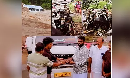 ഒഴുകിപ്പോവാത്ത സൗഹൃദം; വെള്ളപ്പൊക്കത്തിൽ ഒഴുകിപോയ ട്രാവലറിന് പകരം പുത്തൻ ട്രാവലർ സമ്മാനിച്ച് സുഹൃത്തുക്കൾ
