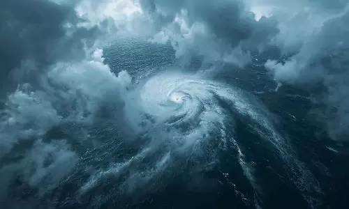 തീരം തൊട്ട് മോൻത; ആന്ധ്രയിൽ മണിക്കൂറിൽ 100 ​​കിലോമീറ്റർ വേഗതയിൽ ചുഴലിക്കാറ്റ്