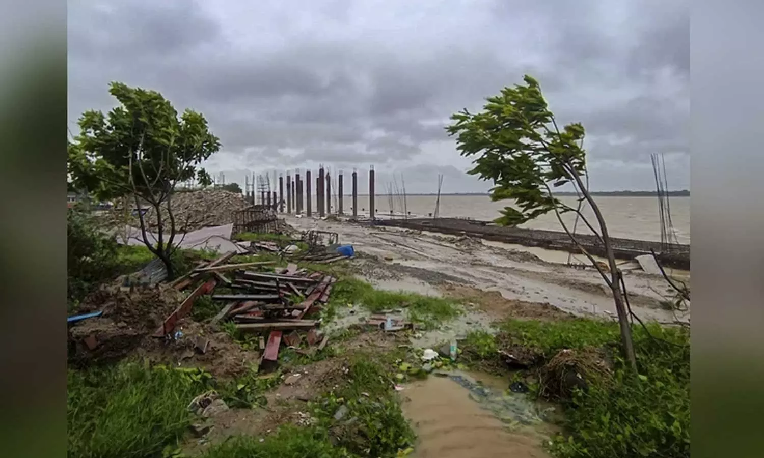 ജീവനെടുത്ത് മോൻ ത; ആന്ധ്രയിൽ ചുഴലിക്കാറ്റില്‍ വീടിന് മുകളിൽ മരം വീണ് സ്ത്രീ മരിച്ചു