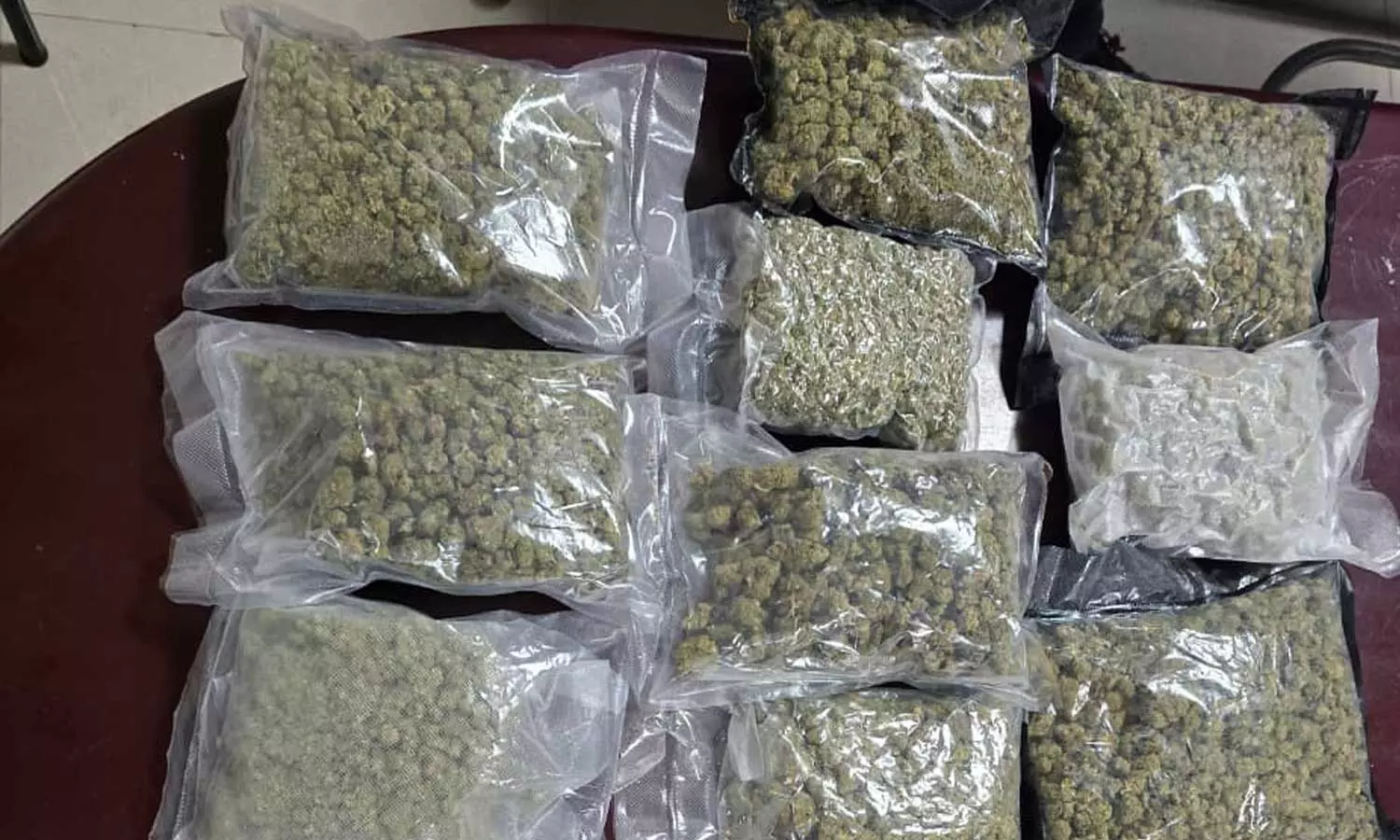 കരിപ്പൂർ വിമാനത്താവളത്തിൽ യാത്രക്കാരന്‍റെ ബാഗില്‍ നിന്ന് 3.98 കോടി രൂപയുടെ ഹൈബ്രിഡ് കഞ്ചാവ് പിടികൂടി