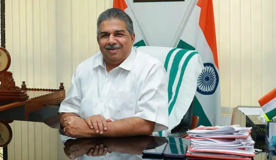 കലാമണ്ഡലത്തിൽ പഠിപ്പിക്കുന്നത് പാട്ടും ഡാൻസുമാണ്. ഇ-മെയിൽ അയക്കലല്ല; മല്ലിക സാരാഭായിയെ തള്ളി സജി ചെറിയാൻ