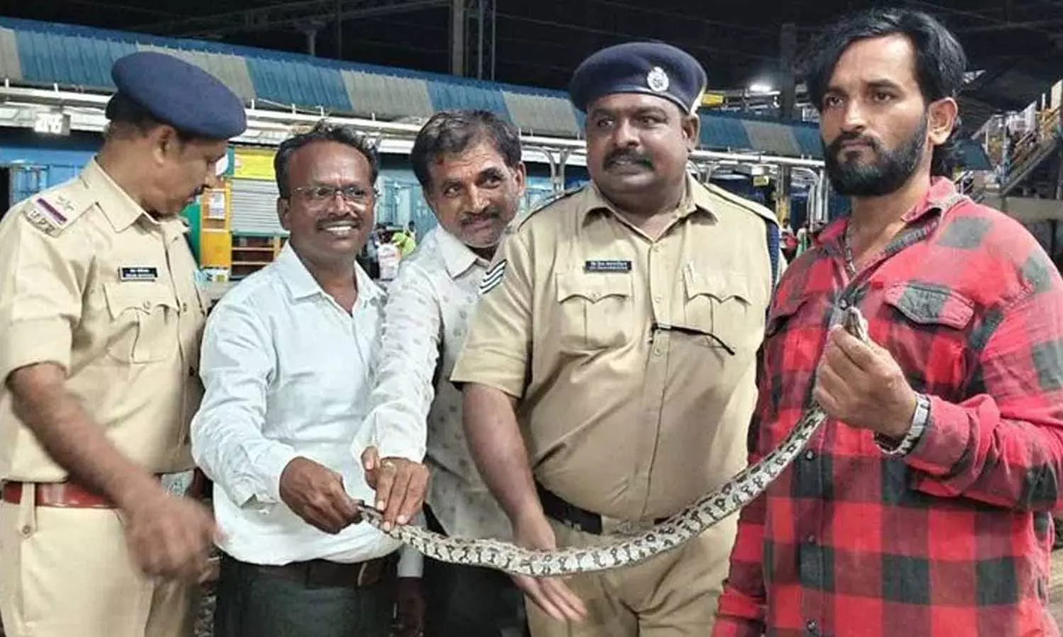 ട്രെയിനിലെ ശുചിമുറിയിൽ  പെരുമ്പാമ്പ്; പരിഭ്രാന്തരായി യാത്രക്കാർ