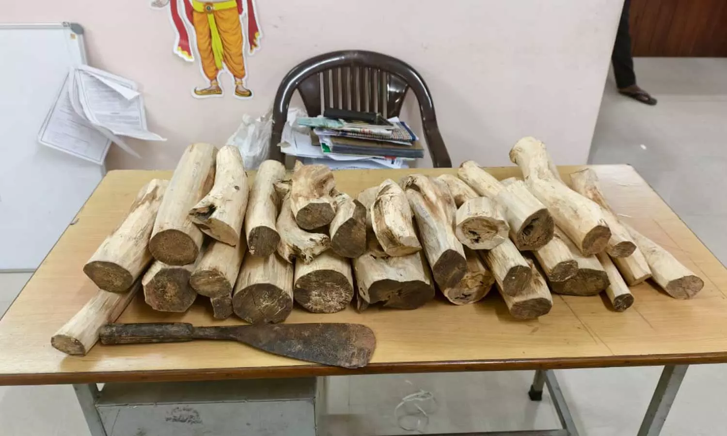 തിരുവനന്തപുരത്ത് ചന്ദനത്തടികളുമായി മൂന്നുപേർ പിടിയിൽ