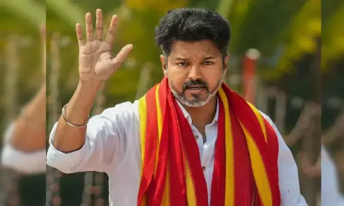 കരൂർ ദുരന്തം: വിജയ് നൽകിയ 20 ലക്ഷം തിരികെ നൽകി മരിച്ചയാളുടെ ഭാര്യ