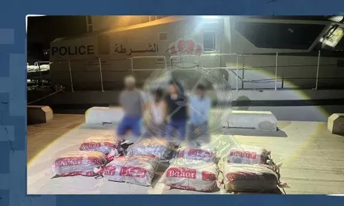 കടൽ മാർ​ഗം ലഹരിക്കടത്ത്, ബർക്കയിൽ കഞ്ചാവ് കടത്തിയ രണ്ട് ഏഷ്യൻ പ്രവാസികൾ പിടിയിൽ