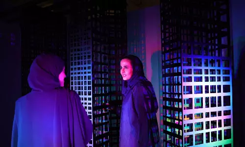 കാഴ്ചക്കാർക്ക് വിസ്മയമായി ചേഞ്ചിങ് ഗേറ്റ്സ്, ഫയർ സ്റ്റേഷനിലെ കലാപ്രദർശനത്തിൻറെ ഉദ്ഘാടനം ശൈഖ അൽ മയാസ നിർവഹിച്ചു