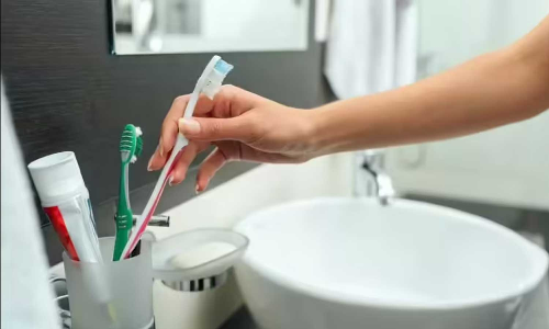 ബാത്റൂമിൽ ടൂത്ത് ബ്രഷ് ഉപയോഗിക്കുന്നവരാണോ നിങ്ങൾ?; എങ്കിൽ സൂക്ഷിക്കുക, ഇക്കാര്യങ്ങൾ ശ്രദ്ധിക്കണം