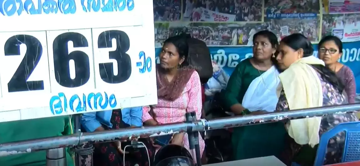 ഓണറേറിയം വർധനവ് പ്രഖ്യാപിച്ചെങ്കിലും അയയാതെ ആശമാര്; അടിയന്തര സംസ്ഥാന കമ്മിറ്റി യോഗം ഇന്ന് ചേരും ഓണറേറിയം വർധനവ് പ്രഖ്യാപിച്ചെങ്കിലും അയയാതെ ആശമാര്; അടിയന്തര സംസ്ഥാന കമ്മിറ്റി യോഗം ഇന്ന് ചേരും