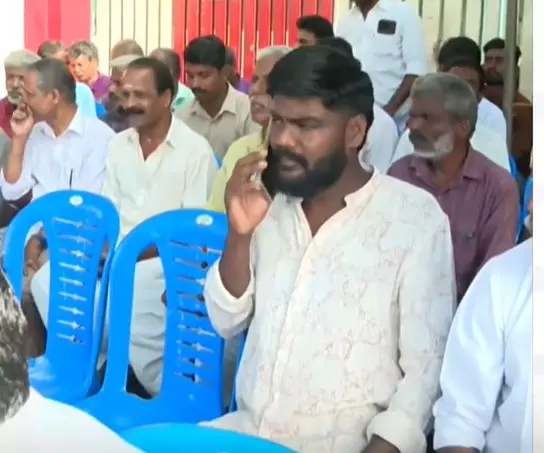 പാലക്കാട്ട് ഒയാസിസിന് വെള്ളം എടുക്കാൻ അനുമതി നൽകിയതിൽ കോൺഗ്രസ് പ്രതിഷേധം