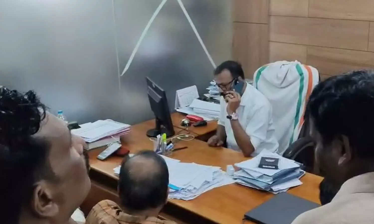 വോട്ട് ചേർക്കലിൽ അപാകത; അങ്ങാടിപ്പുറം പഞ്ചായത്ത് സെക്രട്ടറിയെ ഉപരോധിച്ച് സിപിഎം