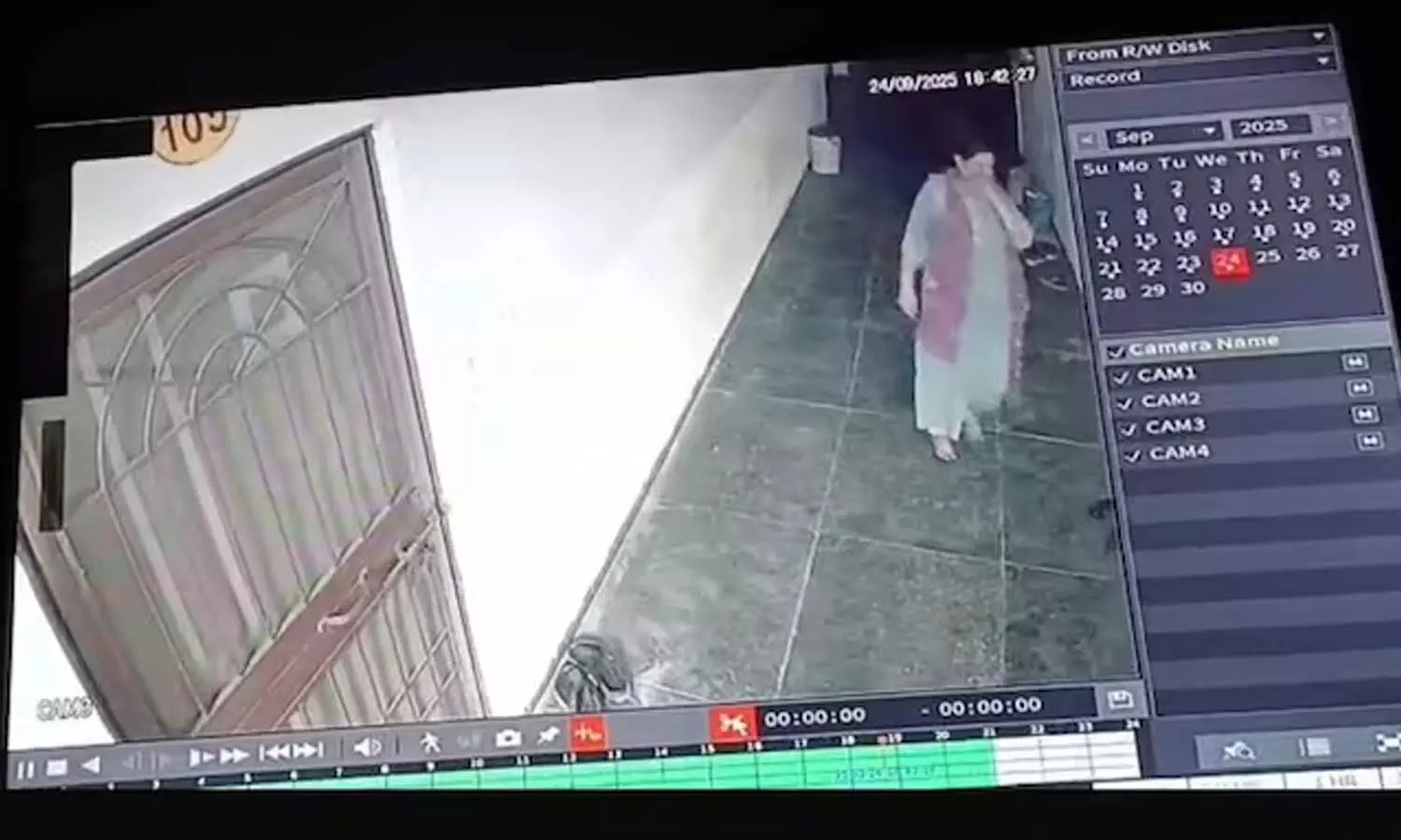 കൂട്ടുകാരിയുടെ വീട്ടില്ക്കയറി രണ്ട് ലക്ഷവും ഫോണും കവർന്നു; പൊലീസ് ഉദ്യോഗസ്ഥ ഒളിവിൽ കൂട്ടുകാരിയുടെ വീട്ടില്ക്കയറി രണ്ട് ലക്ഷവും ഫോണും കവർന്നു; പൊലീസ് ഉദ്യോഗസ്ഥ ഒളിവിൽ