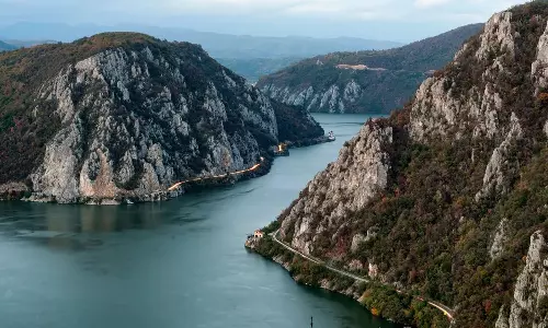 2850 കിലോമിറ്റർ നീളം, ഒഴുകുന്നത് 10 രാജ്യങ്ങളിലൂടെ; അറിയാം ലോകത്തിലെ നീളം കൂടിയ നദിയെ കുറിച്ച്