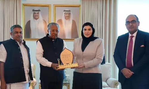 ഖത്തർ സഹമന്ത്രിയുമായി കൂടിക്കാഴ്ച നടത്തി മുഖ്യമന്ത്രി; പ്രത്യേക പുരസ്‌കാരവും സമ്മാനിച്ചു