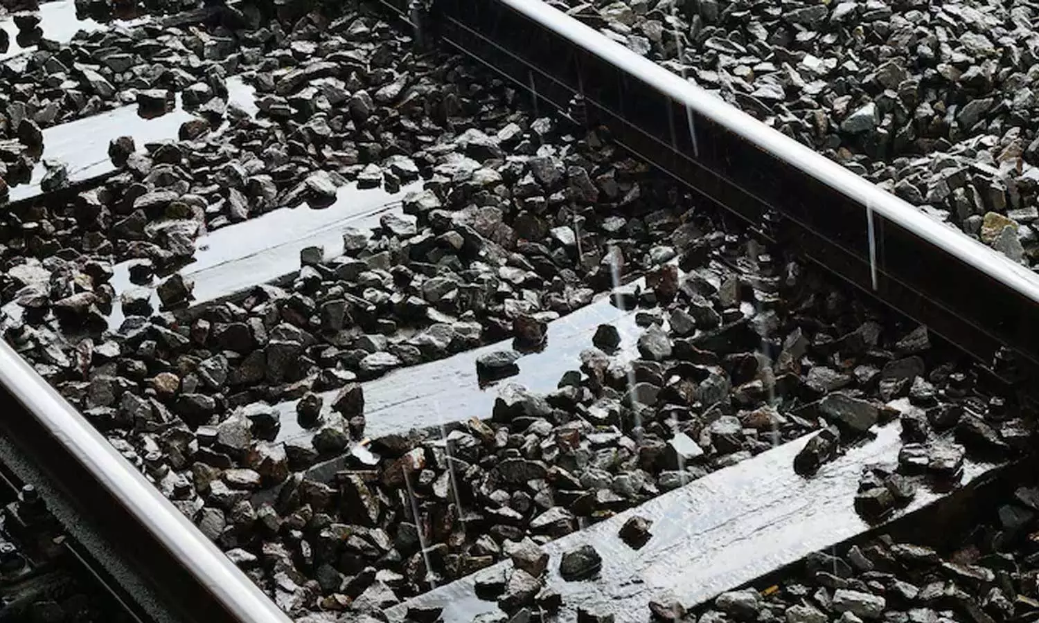 തീവണ്ടിപ്പാളങ്ങളിൽ മെറ്റലുകൾ വിതറിയതെന്തിനായിരിക്കും? അറിയാം ബാലസ്റ്റുകളെക്കുറിച്ച് തീവണ്ടിപ്പാളങ്ങളിൽ മെറ്റലുകൾ വിതറിയതെന്തിനായിരിക്കും? അറിയാം ബാലസ്റ്റുകളെക്കുറിച്ച്