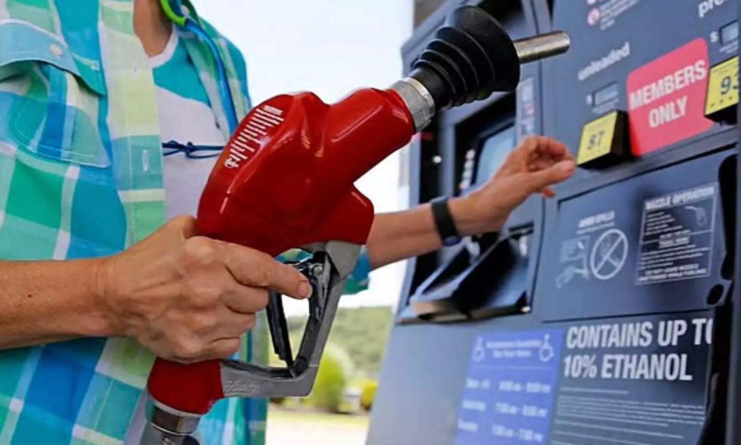 UAE announces fuel prices; Petrol, diesel prices reduced