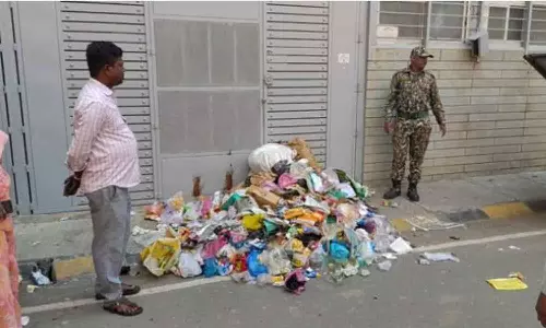 വലിച്ചെറിഞ്ഞതെല്ലാം തിരിച്ച് കിട്ടിയല്ലോ അല്ലേ? തെരുവിൽ വലിച്ചെറിഞ്ഞ മാലിന്യം തിരിച്ച് വീട്ടിൽ കൊണ്ടിട്ട് ബം​ഗളുരു കോർപ്പറേഷൻ