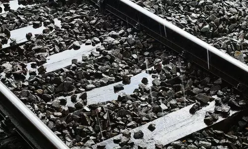 തീവണ്ടിപ്പാളങ്ങളിൽ മെറ്റലുകൾ വിതറിയതെന്തിനായിരിക്കും? അറിയാം ബാലസ്റ്റുകളെക്കുറിച്ച്‌