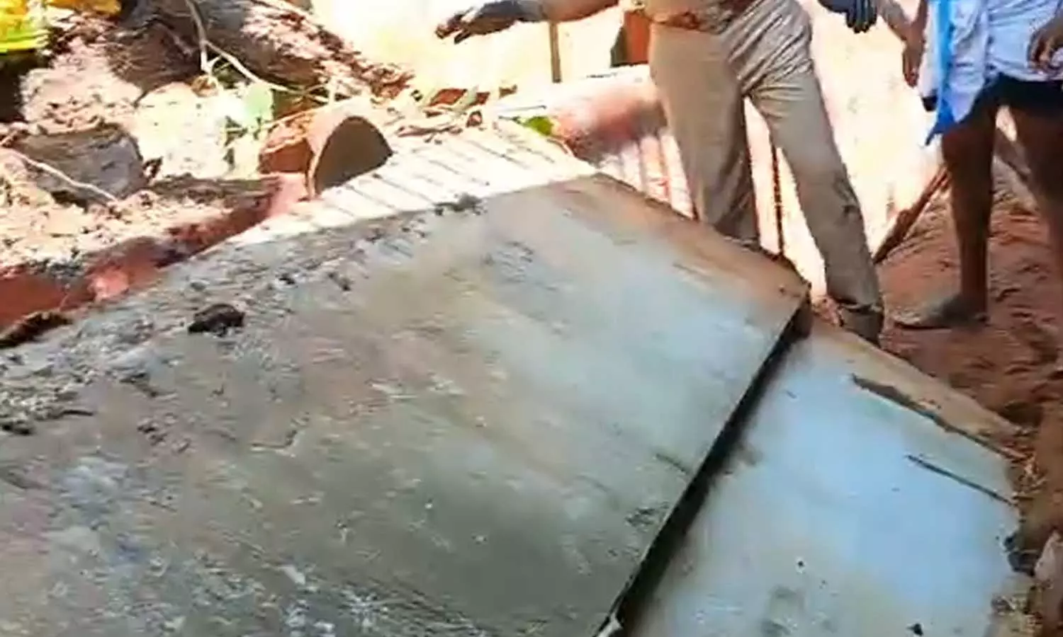 കോഴിക്കോട് കക്കോടിയിൽ  വീടിന്റെ മതിലിടിഞ്ഞ് അപകടം; ഒരു മരണം