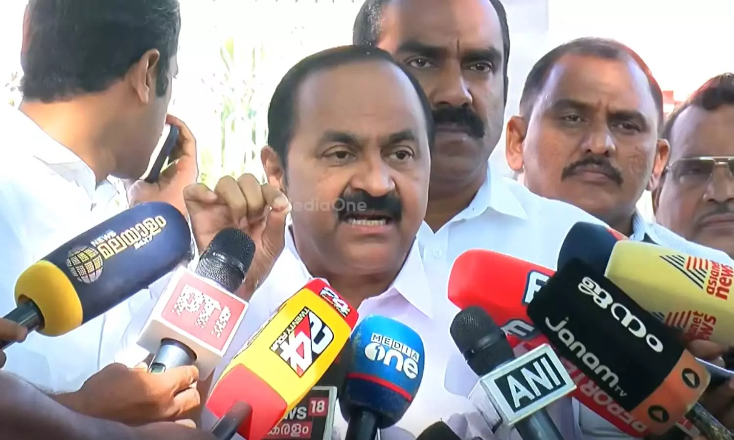 അതിദാരിദ്ര്യ മുക്ത കേരളം; മുഖ്യമന്ത്രിയുടെ പ്രഖ്യാപനം പച്ച നുണകളുടെ കൂമ്പാരം: വി.ഡി സതീശൻ