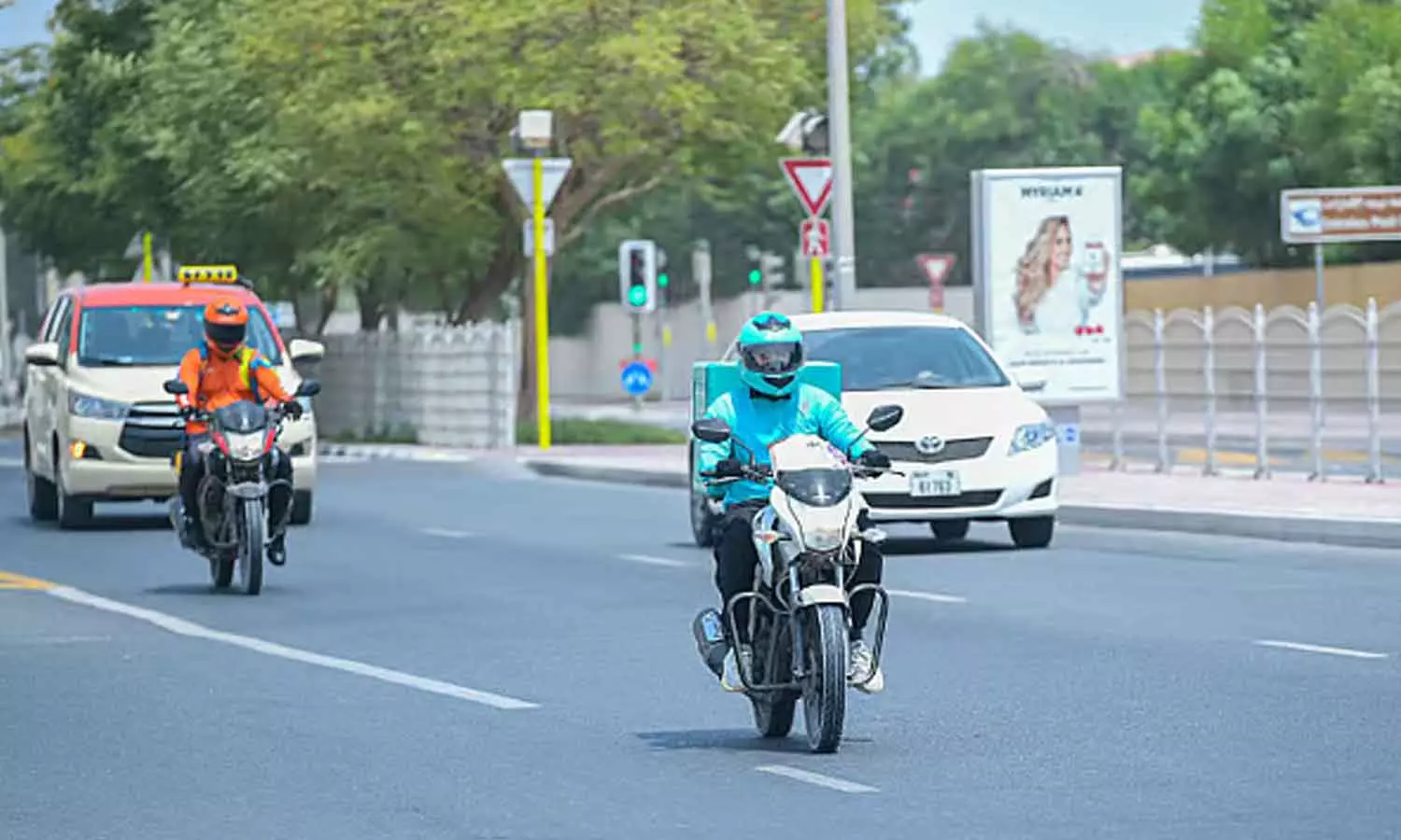 ദുബൈയിലും ഷാർജയിലും ഇരുചക്രവാഹനങ്ങൾക്ക് ഇന്ന് മുതൽ സ്പീഡ് ലൈനിൽ വിലക്ക്