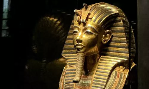 ചരിത്രത്തിൽ ആദ്യം; ഈജിപ്ഷ്യൻ രാജാവ് ടുട്ടൻഖാമന്റെ ശവകുടീരം പൂർണമായി പ്രദർശിപ്പിച്ച് ഗ്രാൻഡ് ഈജിപ്ഷ്യൻ മ്യൂസിയം