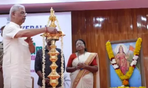 ഭാരതാംബയെ കൈയൊഴിയാതെ രാജ്ഭവന്‍; കേരളപ്പിറവി ദിനാഘോഷത്തിൽ  കാവിക്കൊടിയേന്തിയ ഭാരതാംബയുടെ ചിത്രം