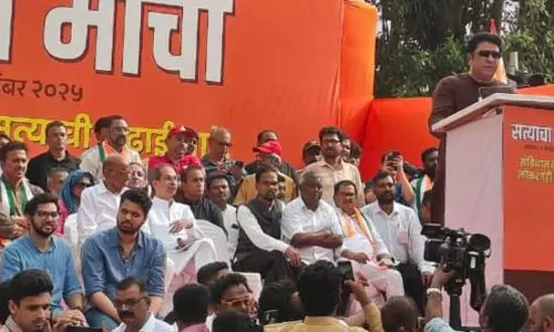 വോട്ട് കൊള്ളയ്ക്കെതിരെയുള്ള പ്രതിപക്ഷ പ്രതിഷേധത്തിൽ രാജ് താക്കറെയും വോട്ട് കൊള്ളയ്ക്കെതിരെയുള്ള പ്രതിപക്ഷ പ്രതിഷേധത്തിൽ രാജ് താക്കറെയും