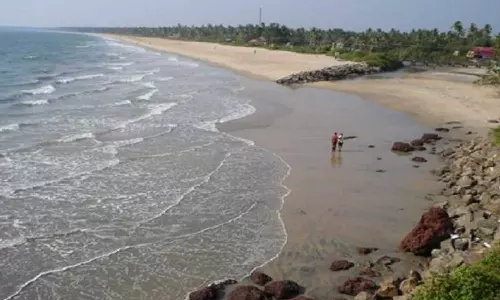 കണ്ണൂർ പയ്യാമ്പലത്ത് തിരയിൽ പെട്ട് മൂന്ന് മരണം; മരിച്ചത് കർണാടക സ്വദേശികൾ