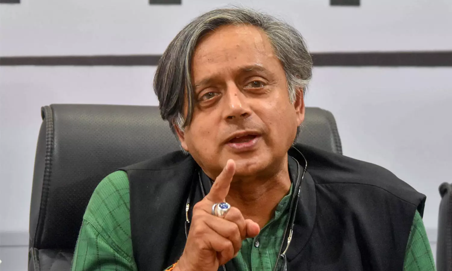 Sasi Tharoor Criticism against Nehru- Gandhi Family as Family rule threat to democracy Sasi Tharoor Criticism against Nehru- Gandhi Family as Family rule threat to democracy