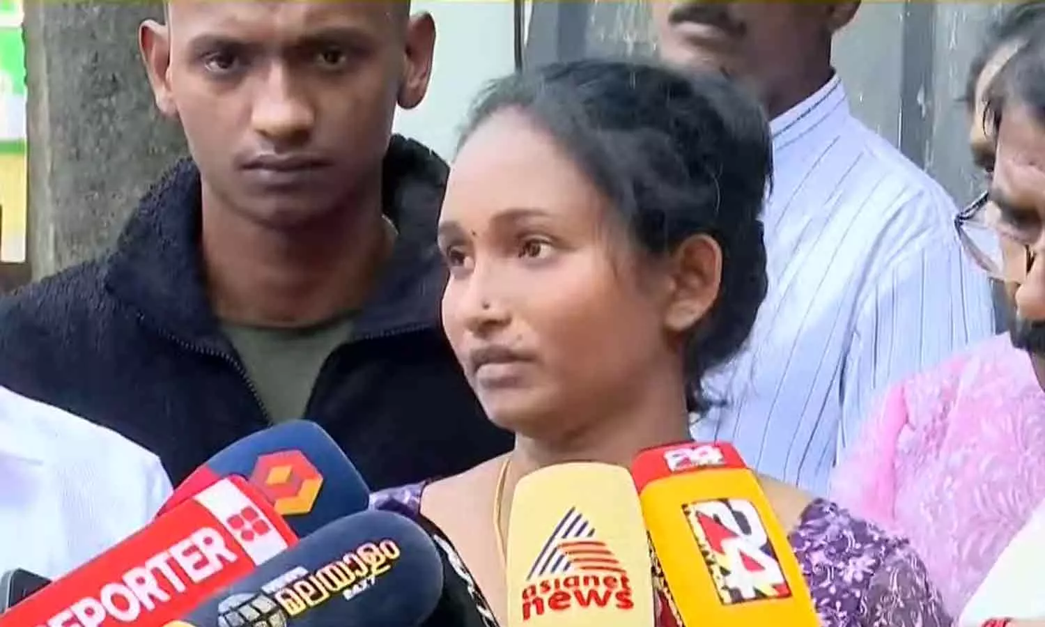 തിരുവനന്തപുരം മെഡിക്കൽ കോളജിനെതിരെ ആരോപണവുമായി ട്രെയിനിൽ ആക്രമിക്കപ്പെട്ട ശ്രീകുട്ടിയുടെ കുടുംബം തിരുവനന്തപുരം മെഡിക്കൽ കോളജിനെതിരെ ആരോപണവുമായി ട്രെയിനിൽ ആക്രമിക്കപ്പെട്ട ശ്രീകുട്ടിയുടെ കുടുംബം