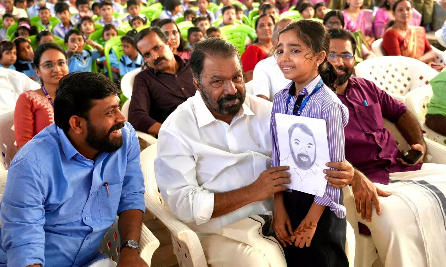 പെണ്ണുങ്ങൾ കിരീടവുമേന്തി ലോകത്തിന്റെ നെറുകയിൽ നിൽക്കുമ്പോൾ നിഹാര മോൾ എന്തിന് കരയണം: കുരുന്നിനെ ചേർത്തുപിടിച്ച് വിദ്യാഭ്യാസമന്ത്രി