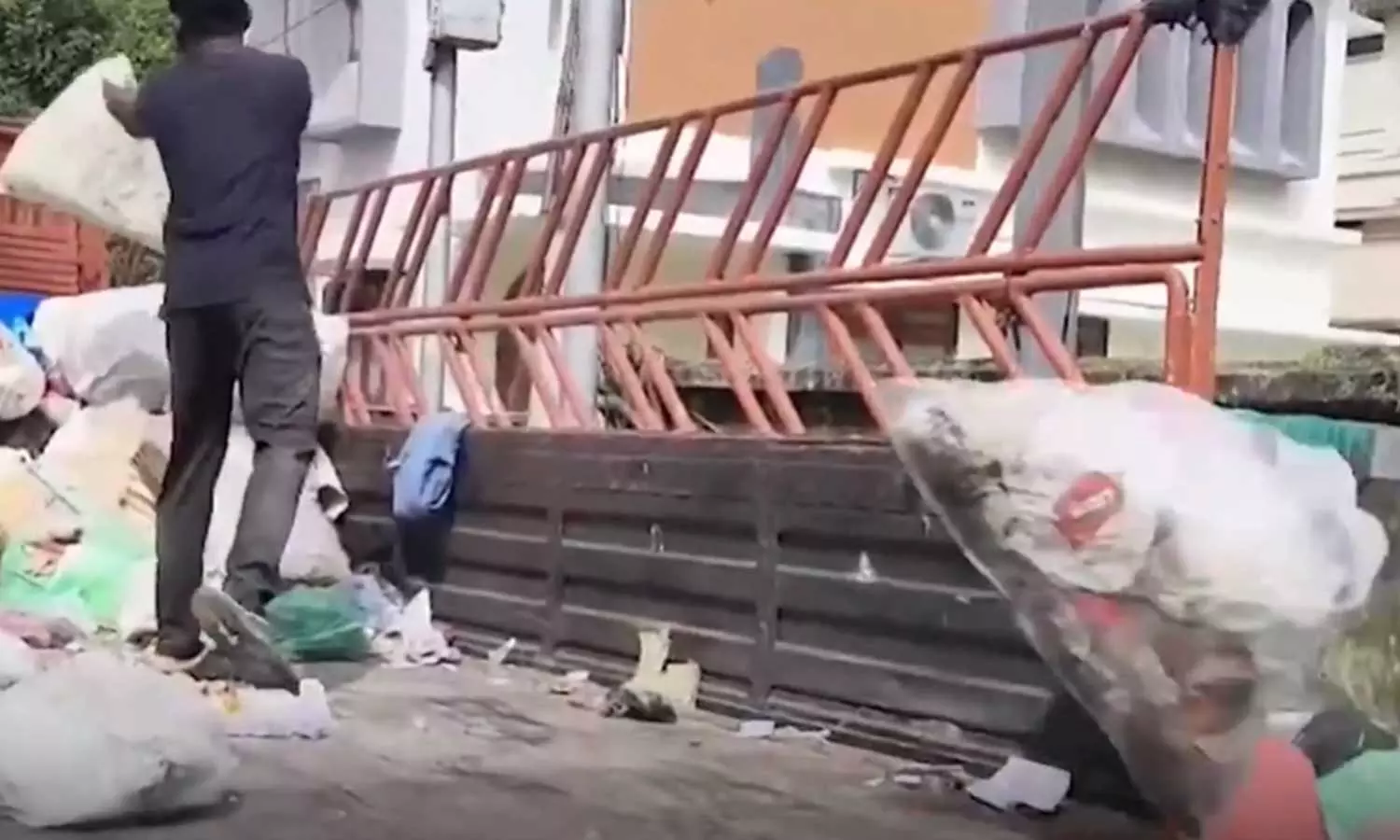 കൊച്ചിയിലെ മാലിന്യക്കൂമ്പാരങ്ങൾ നഗരസഭ നീക്കം ചെയ്തു തുടങ്ങി കൊച്ചിയിലെ മാലിന്യക്കൂമ്പാരങ്ങൾ നഗരസഭ നീക്കം ചെയ്തു തുടങ്ങി