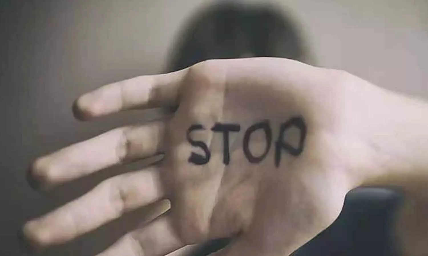 പെൺകുട്ടിയെ മദ്യം നല്‍കി പീഡിപ്പിച്ചു ; രണ്ടാനച്ഛനും അമ്മയ്ക്കും 180 വർഷം കഠിന തടവും 11.75 ലക്ഷം രൂപ പിഴയും